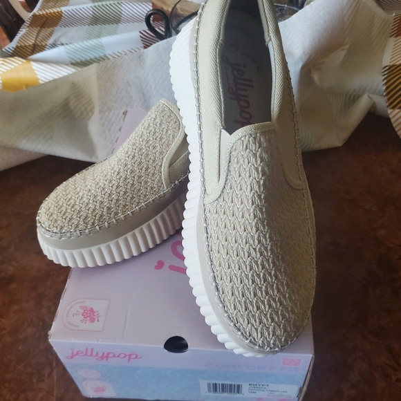 Jellypop Women's Textured Tan Slip-On Flats - Picture 3 of 8